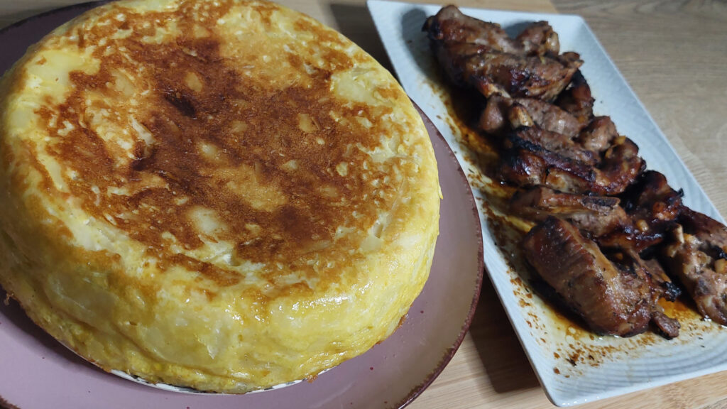 TORTILLA Y COSTILLAS A LA MIEL